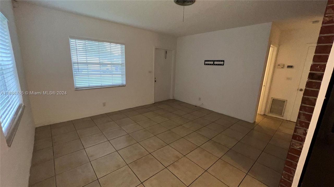 For Rent: $2,000 (2 beds, 1 baths, 1699 Square Feet)