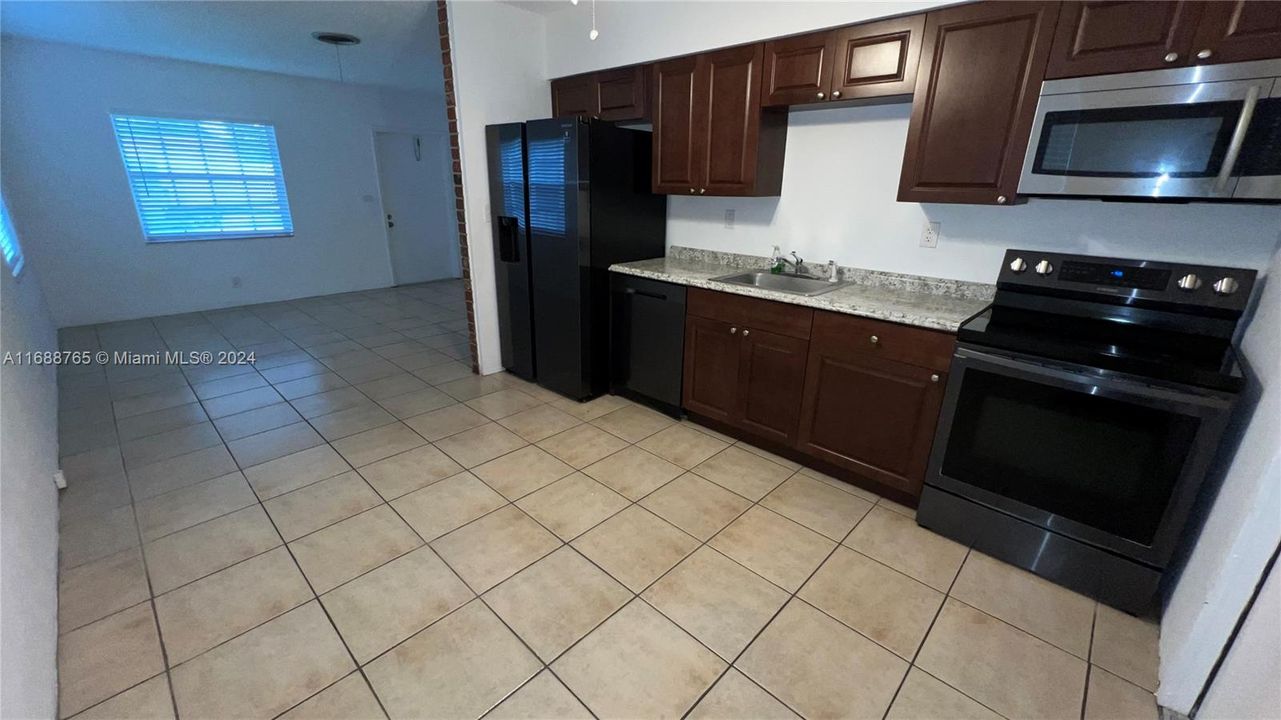 For Rent: $2,000 (2 beds, 1 baths, 1699 Square Feet)