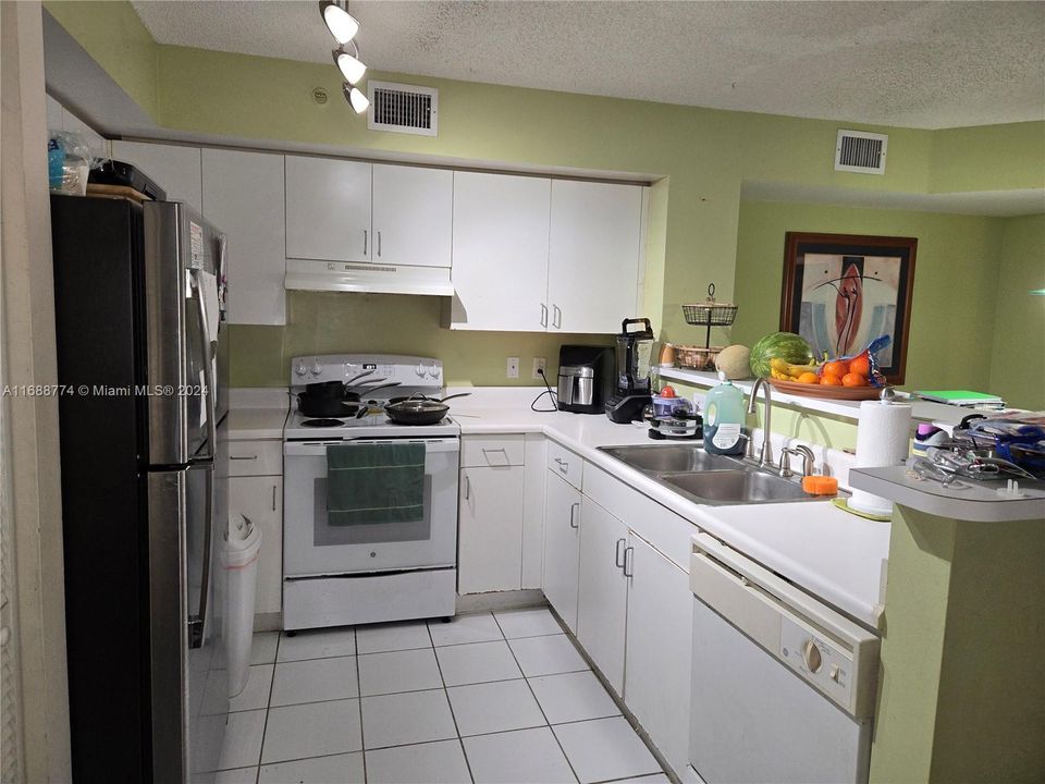 For Sale: $249,900 (2 beds, 2 baths, 967 Square Feet)