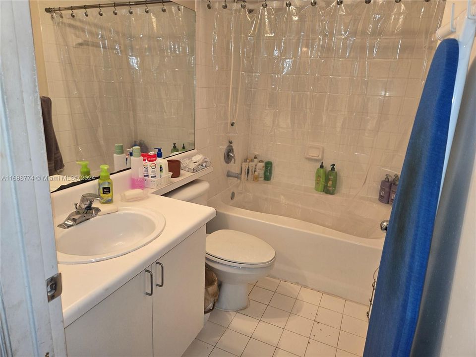 For Sale: $249,900 (2 beds, 2 baths, 967 Square Feet)