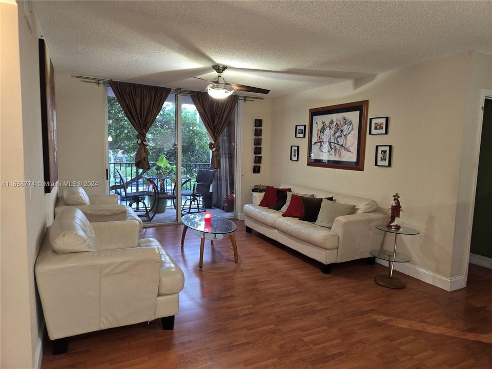 For Sale: $249,900 (2 beds, 2 baths, 967 Square Feet)