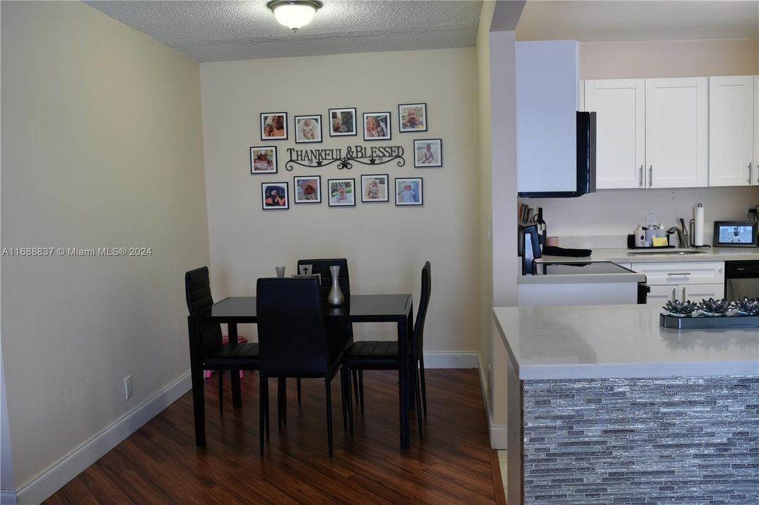 For Sale: $184,900 (2 beds, 1 baths, 875 Square Feet)