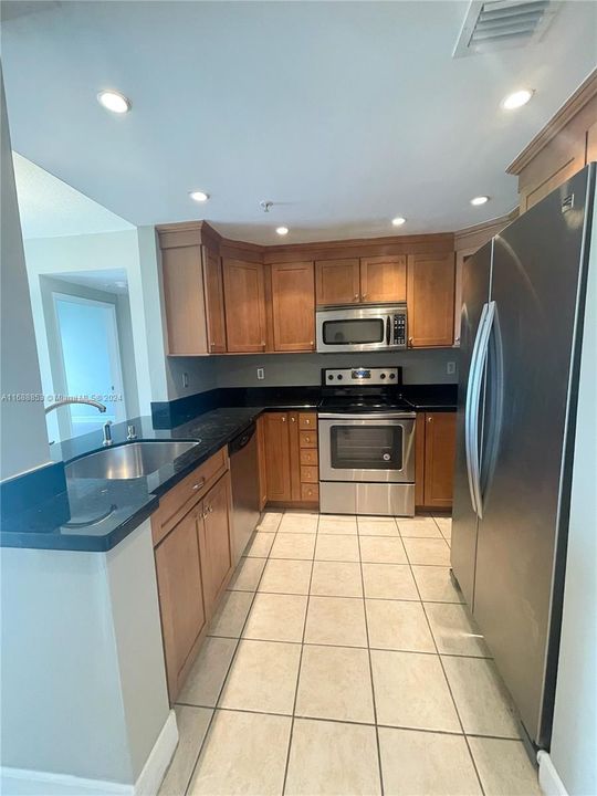 For Rent: $3,100 (2 beds, 2 baths, 1052 Square Feet)