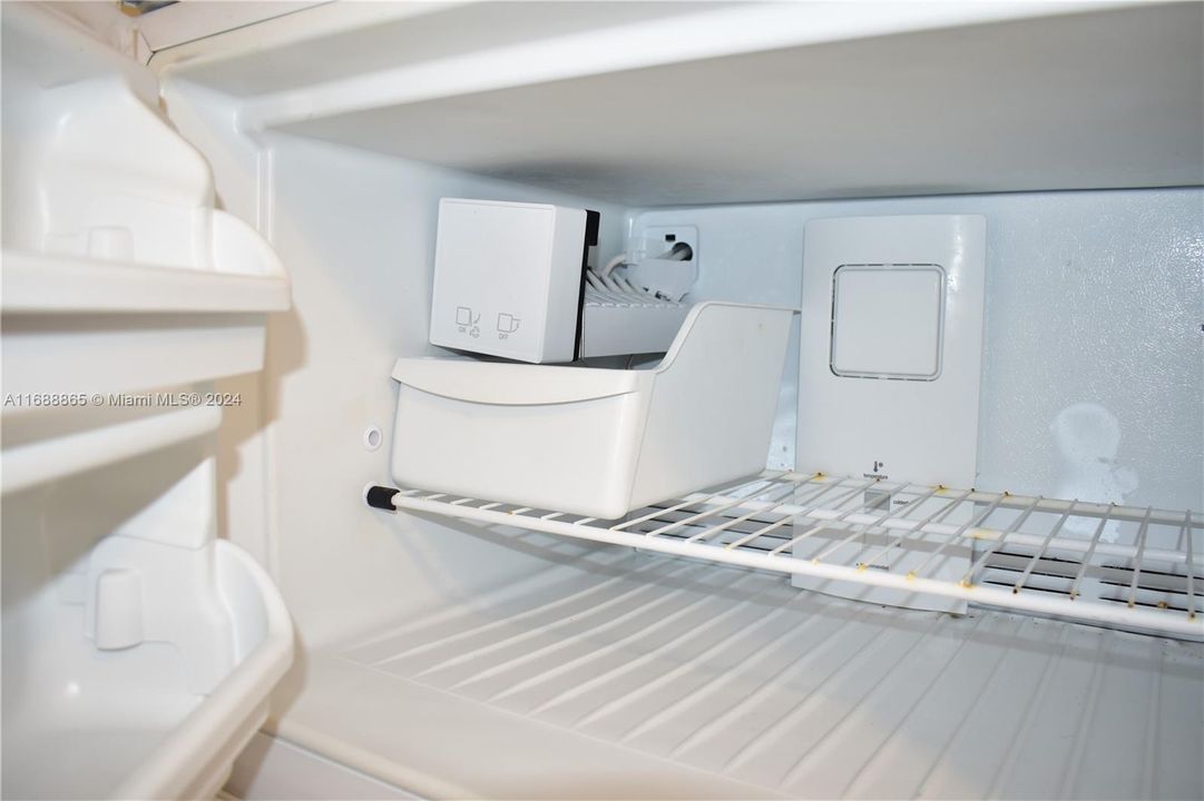 refrigerator with ice maker