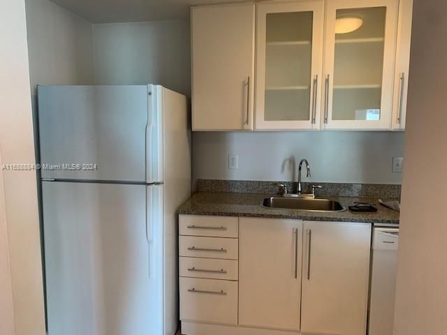 For Rent: $4,100 (3 beds, 2 baths, 1318 Square Feet)