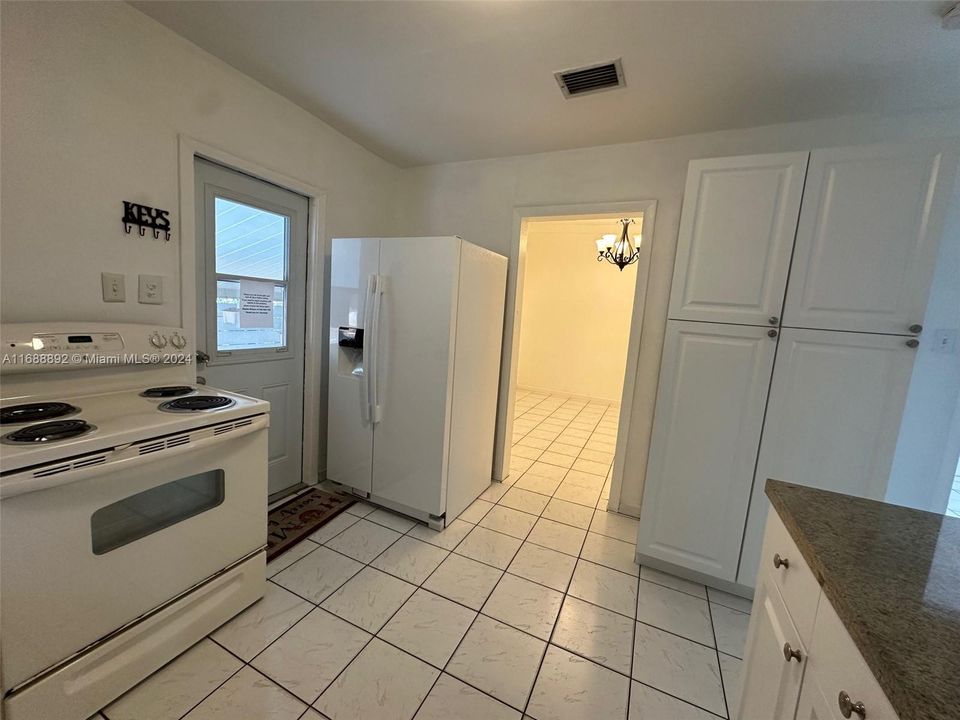 For Rent: $2,200 (2 beds, 1 baths, 720 Square Feet)