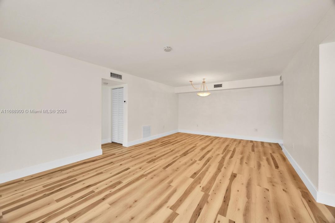 For Sale: $305,000 (2 beds, 2 baths, 1262 Square Feet)