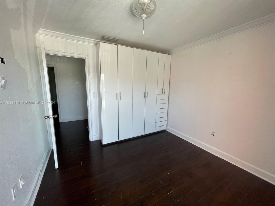 For Rent: $2,500 (2 beds, 1 baths, 893 Square Feet)