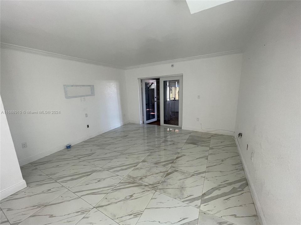 For Rent: $2,500 (2 beds, 1 baths, 893 Square Feet)