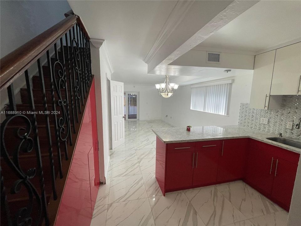 For Rent: $2,500 (2 beds, 1 baths, 893 Square Feet)