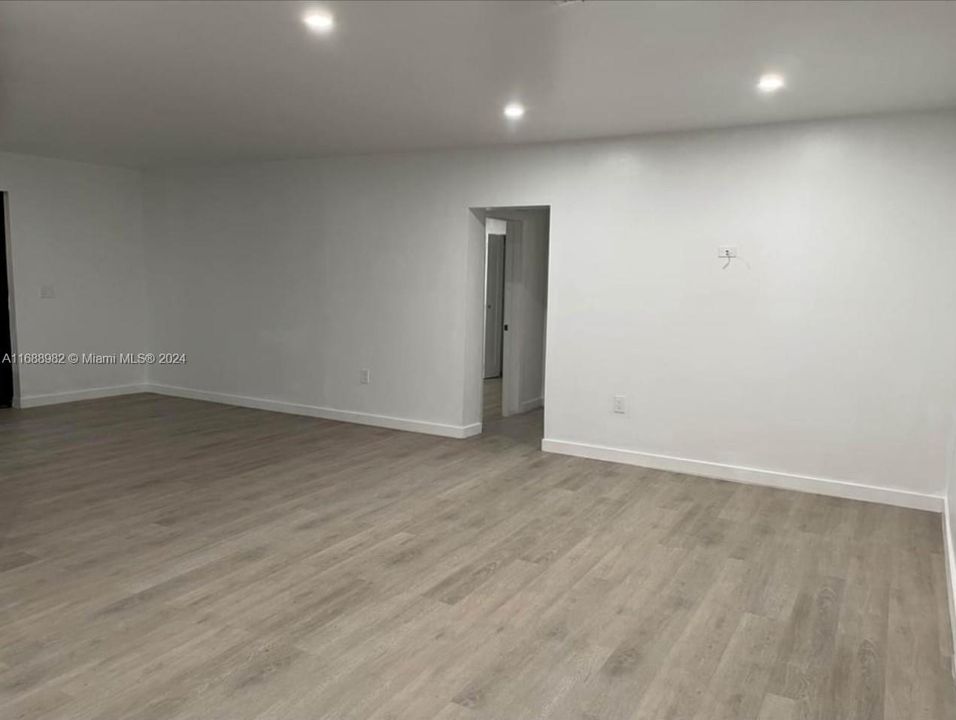 For Rent: $3,000 (2 beds, 1 baths, 1180 Square Feet)