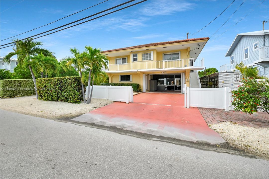 For Sale: $1,895,000 (3 beds, 3 baths, 1804 Square Feet)