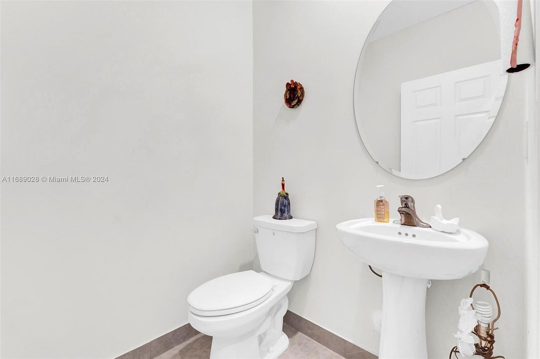 For Sale: $595,000 (3 beds, 2 baths, 1708 Square Feet)