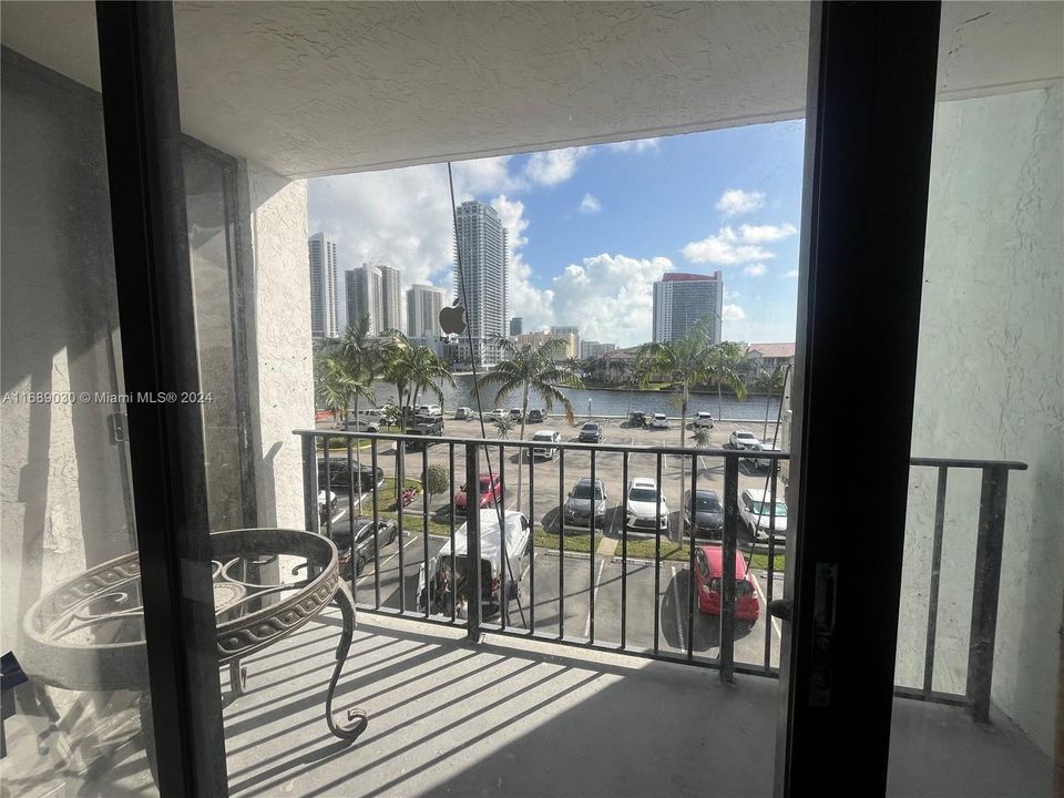 For Sale: $339,000 (2 beds, 2 baths, 1075 Square Feet)