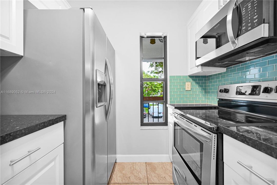 For Sale: $315,000 (2 beds, 2 baths, 760 Square Feet)