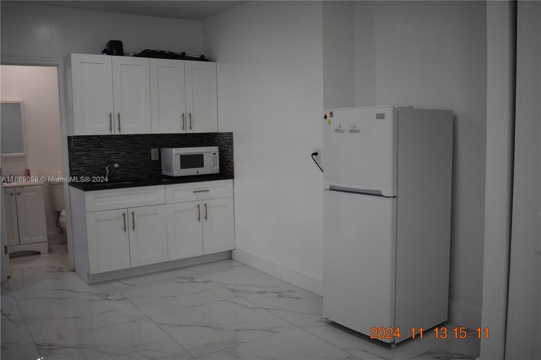 For Rent: $1,300 (1 beds, 1 baths, 2038 Square Feet)