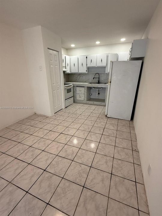 For Rent: $2,400 (3 beds, 1 baths, 4234 Square Feet)