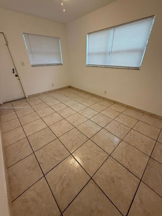 For Rent: $2,400 (3 beds, 1 baths, 4234 Square Feet)