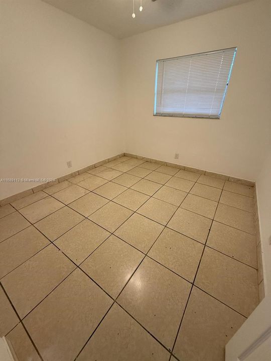 For Rent: $2,400 (3 beds, 1 baths, 4234 Square Feet)