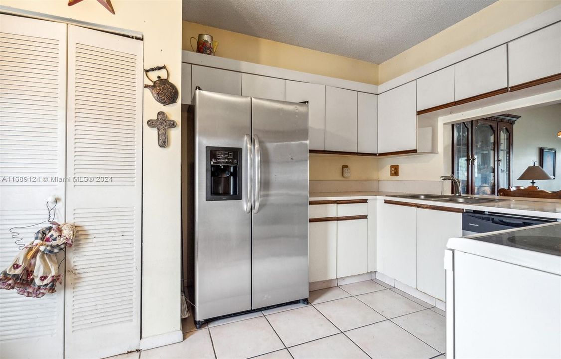 For Sale: $350,000 (2 beds, 2 baths, 1199 Square Feet)