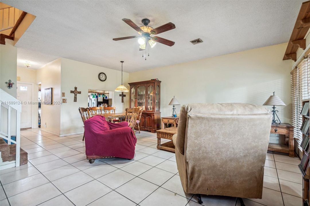 For Sale: $350,000 (2 beds, 2 baths, 1199 Square Feet)