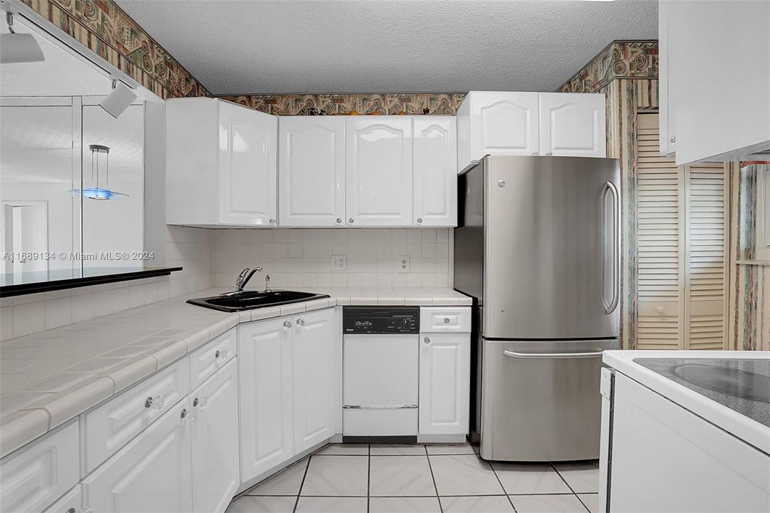 For Sale: $295,000 (2 beds, 2 baths, 928 Square Feet)