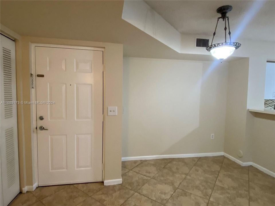 For Rent: $2,400 (2 beds, 2 baths, 966 Square Feet)