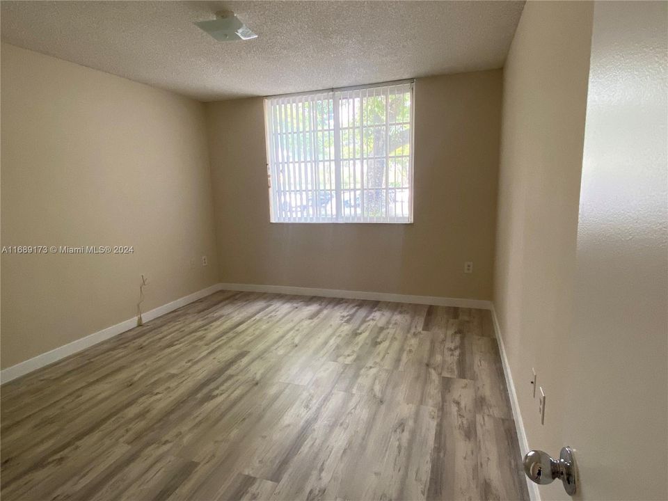 For Rent: $2,400 (2 beds, 2 baths, 966 Square Feet)