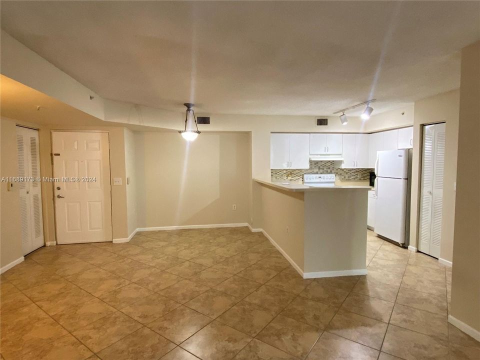 For Rent: $2,400 (2 beds, 2 baths, 966 Square Feet)