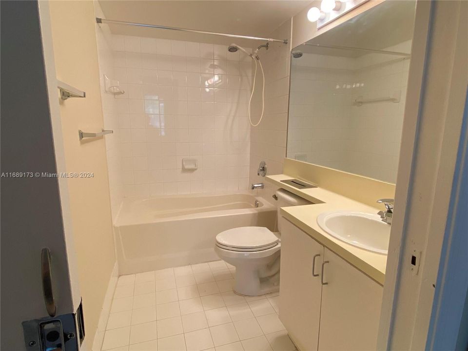 For Rent: $2,400 (2 beds, 2 baths, 966 Square Feet)