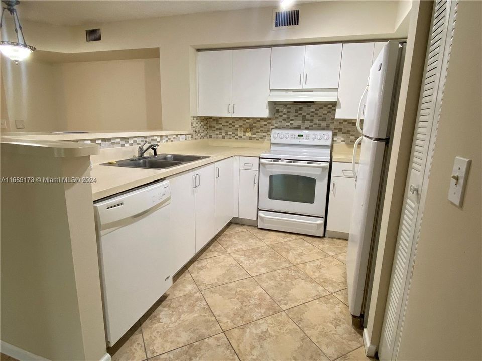 For Rent: $2,400 (2 beds, 2 baths, 966 Square Feet)