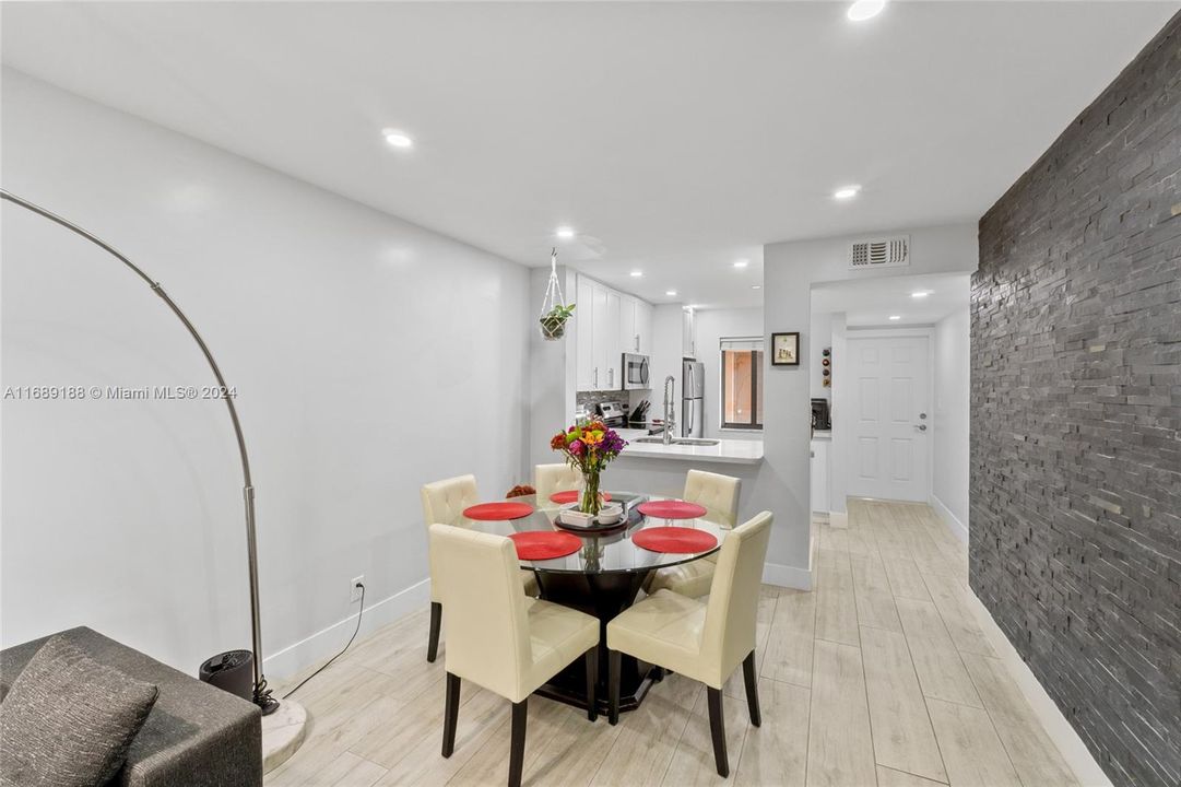 Active With Contract: $2,200 (2 beds, 2 baths, 772 Square Feet)