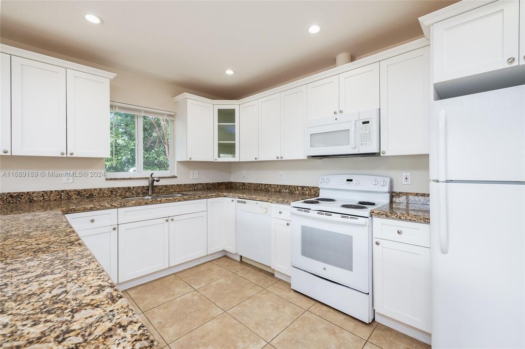 For Sale: $749,000 (2 beds, 2 baths, 1240 Square Feet)