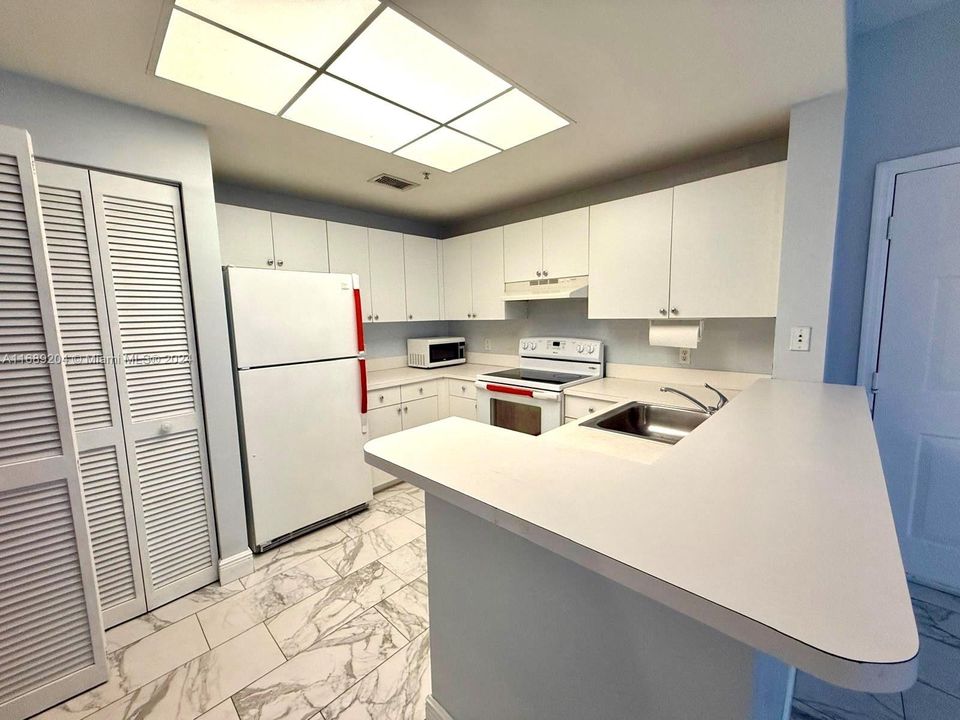 For Sale: $279,000 (1 beds, 1 baths, 794 Square Feet)