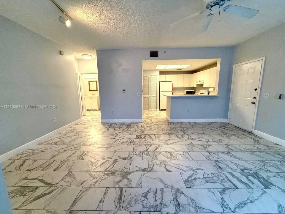 For Sale: $279,000 (1 beds, 1 baths, 794 Square Feet)