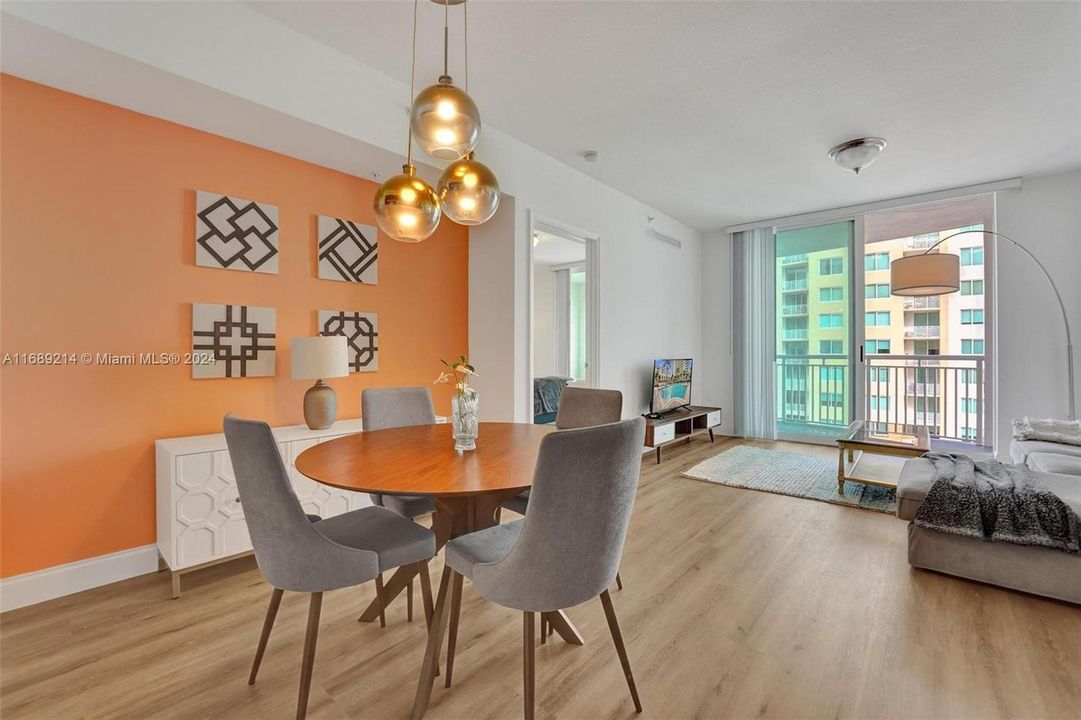 For Sale: $459,000 (2 beds, 2 baths, 1081 Square Feet)