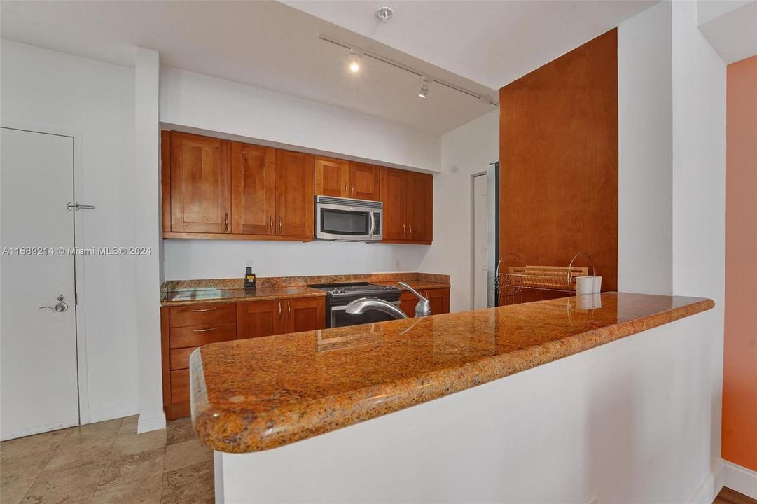 For Sale: $459,000 (2 beds, 2 baths, 1081 Square Feet)