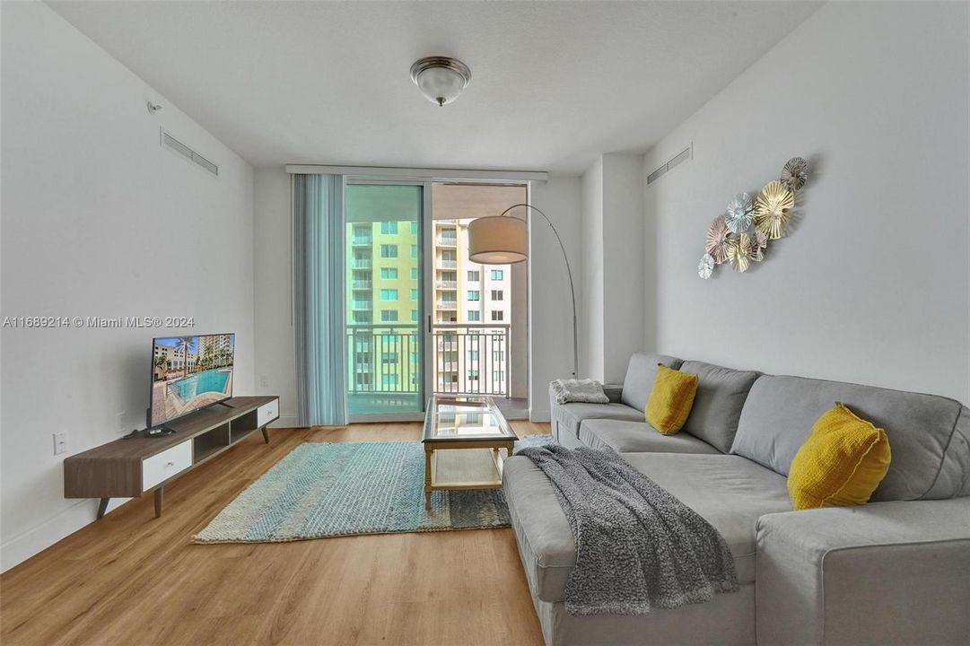 For Sale: $459,000 (2 beds, 2 baths, 1081 Square Feet)