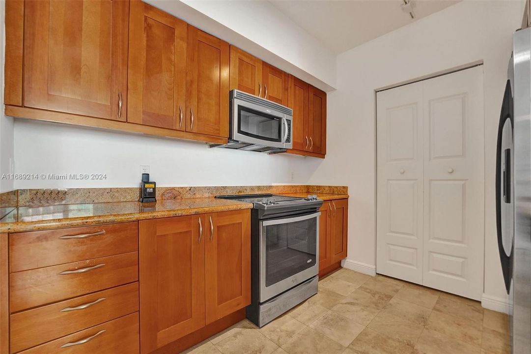 For Sale: $459,000 (2 beds, 2 baths, 1081 Square Feet)