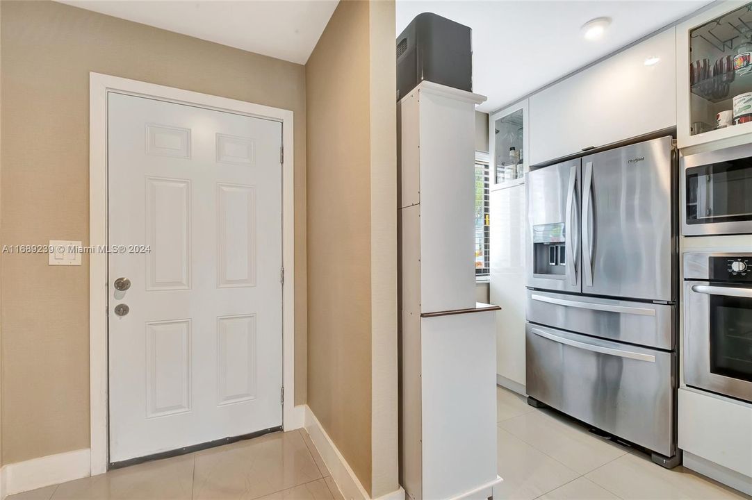 For Sale: $445,000 (2 beds, 2 baths, 1200 Square Feet)