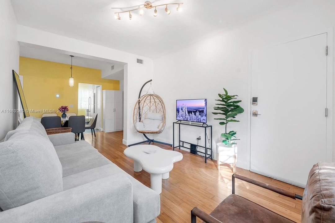 For Sale: $489,000 (2 beds, 1 baths, 707 Square Feet)