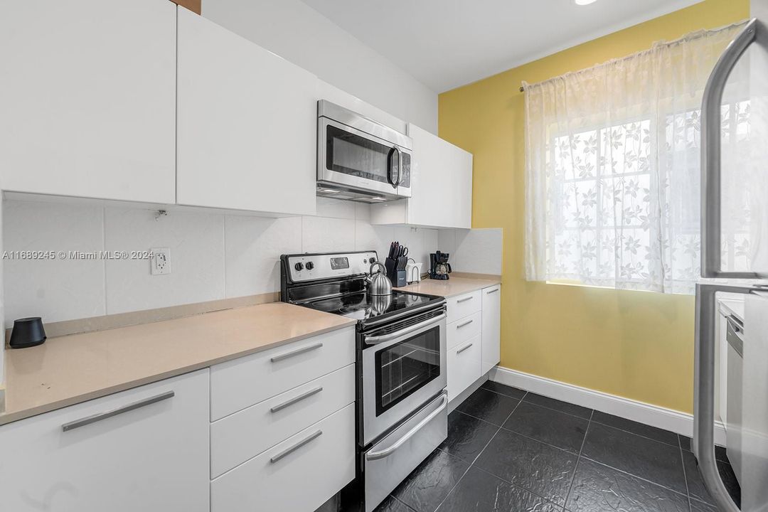 For Sale: $489,000 (2 beds, 1 baths, 707 Square Feet)