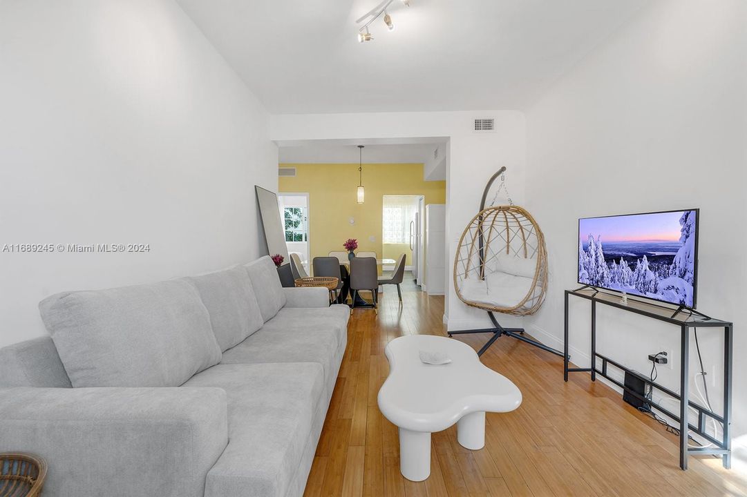 For Sale: $489,000 (2 beds, 1 baths, 707 Square Feet)