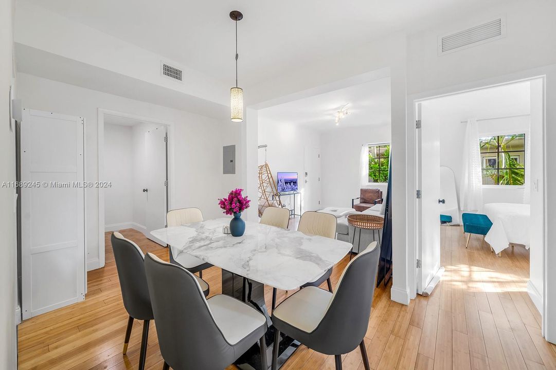 For Sale: $489,000 (2 beds, 1 baths, 707 Square Feet)