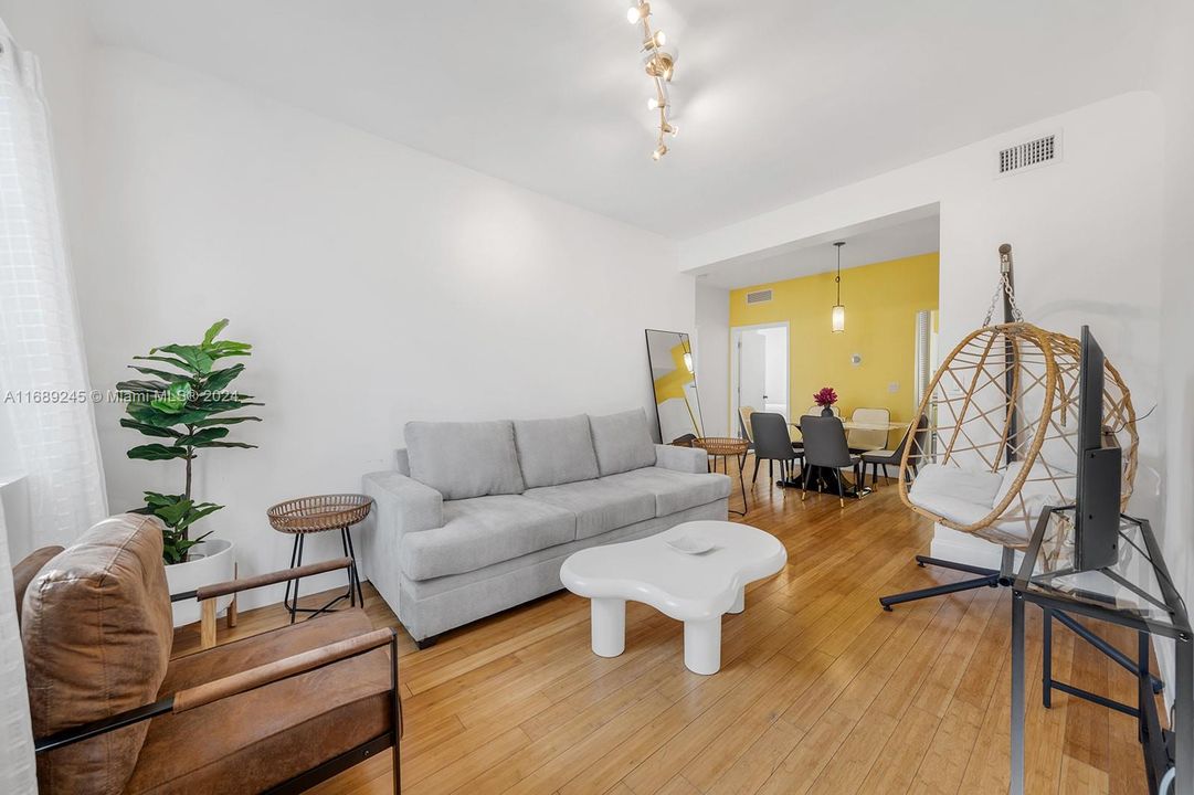 For Sale: $489,000 (2 beds, 1 baths, 707 Square Feet)