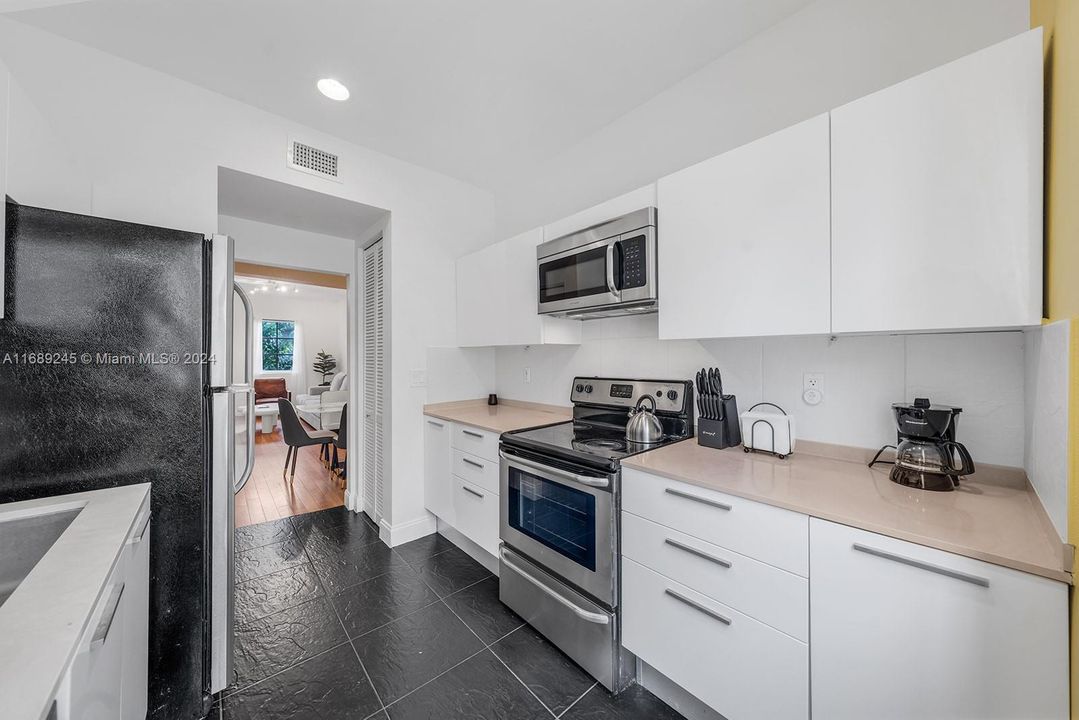 For Sale: $489,000 (2 beds, 1 baths, 707 Square Feet)