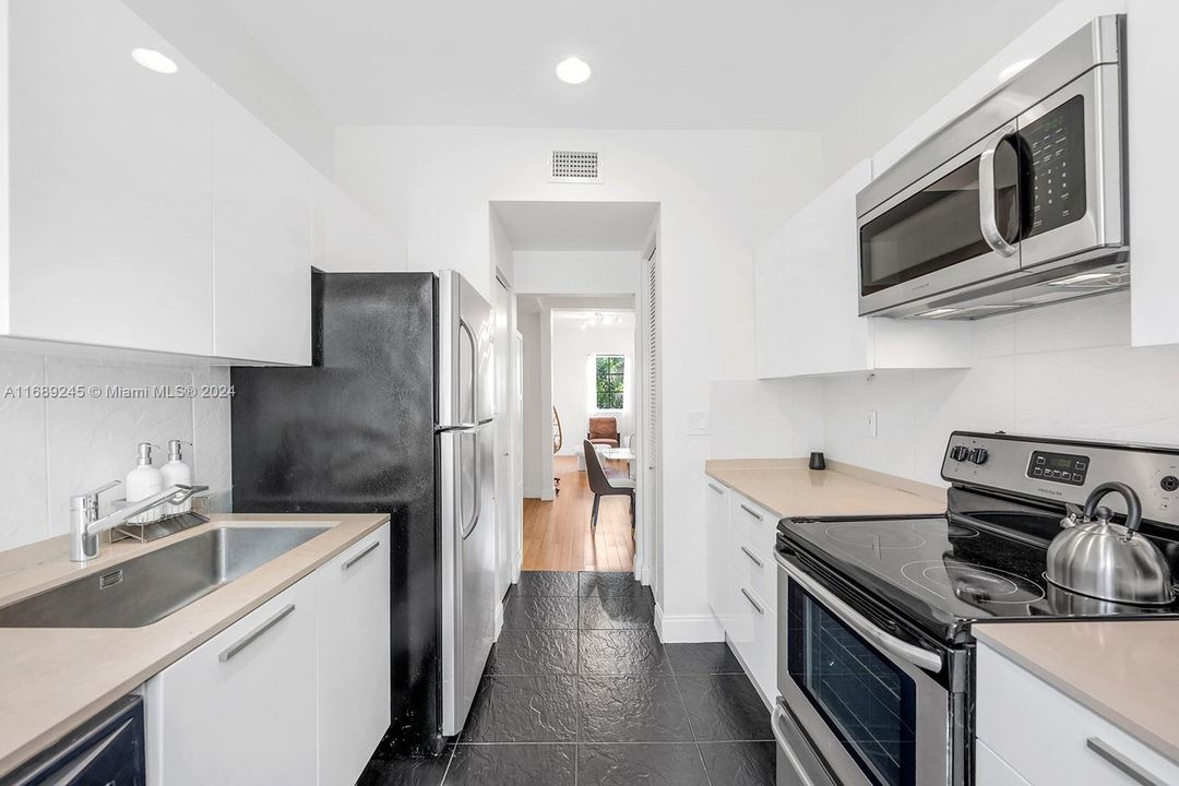 For Sale: $489,000 (2 beds, 1 baths, 707 Square Feet)