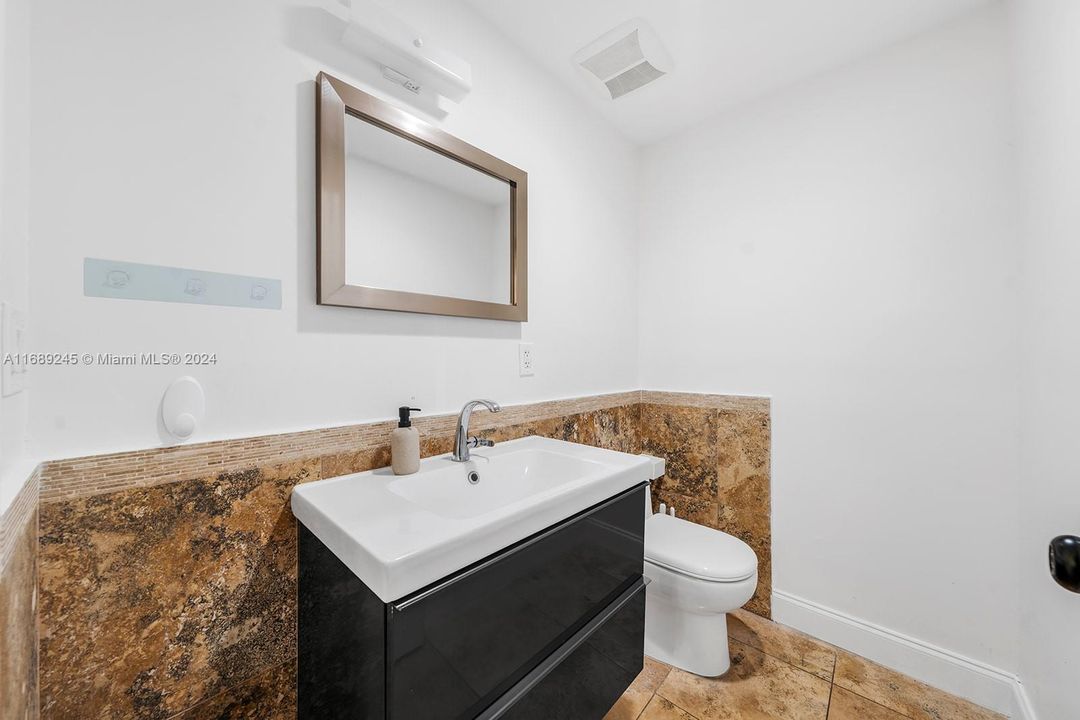 For Sale: $489,000 (2 beds, 1 baths, 707 Square Feet)