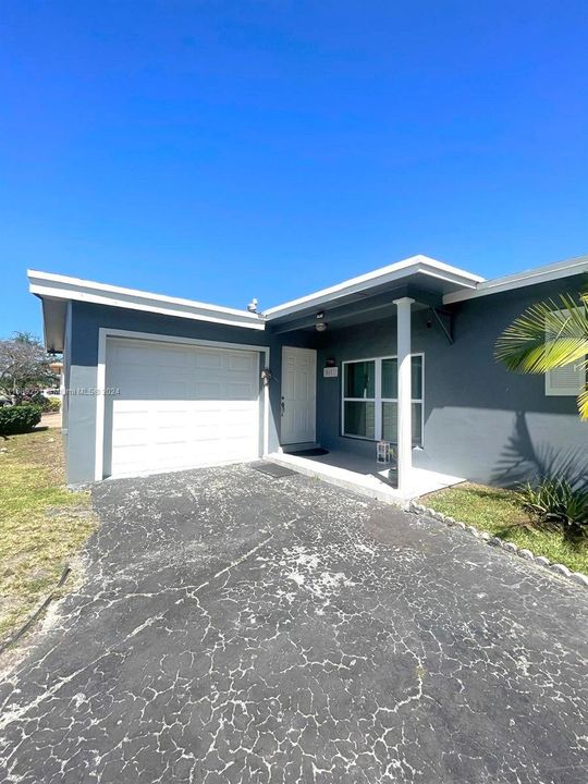 For Sale: $600,000 (4 beds, 2 baths, 1580 Square Feet)