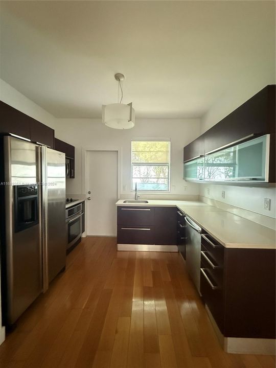 For Rent: $3,200 (1 beds, 1 baths, 1051 Square Feet)